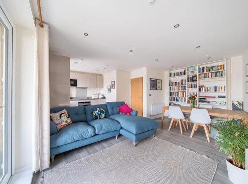Bright modern flat w parking - Pass the Keys