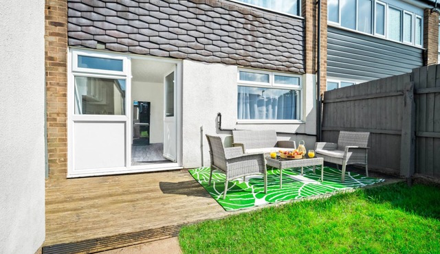 Bright Modern Home near Birmingham