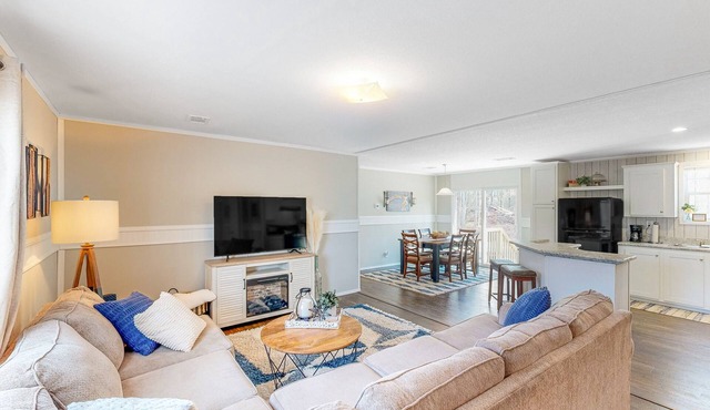 Bright & Modern Home - Large yard and Firepit