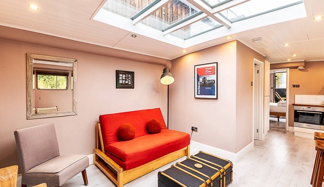 Bright & Modern Kew Bridge Houseboat