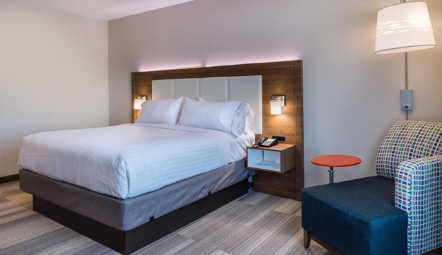 Bright Modern King Room for Solo Travelers or Couples' Getaway Near Fort Worth