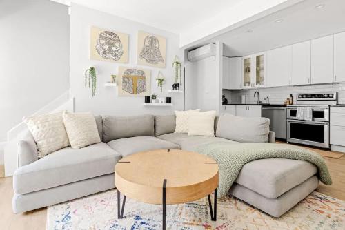 Bright & Modern - King Suite - Creekside Trail