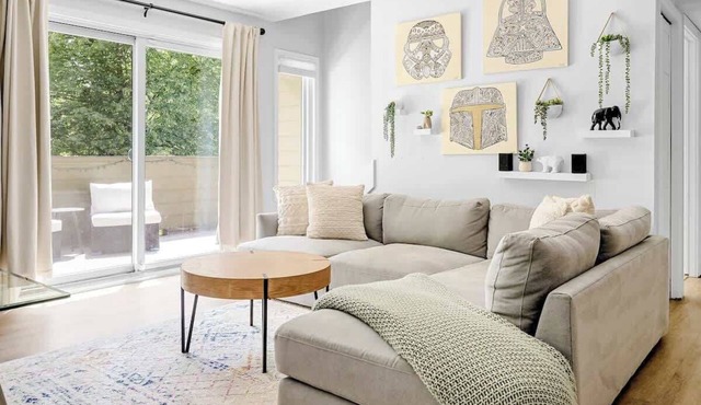 Bright & Modern | King Suite | Creekside Trail