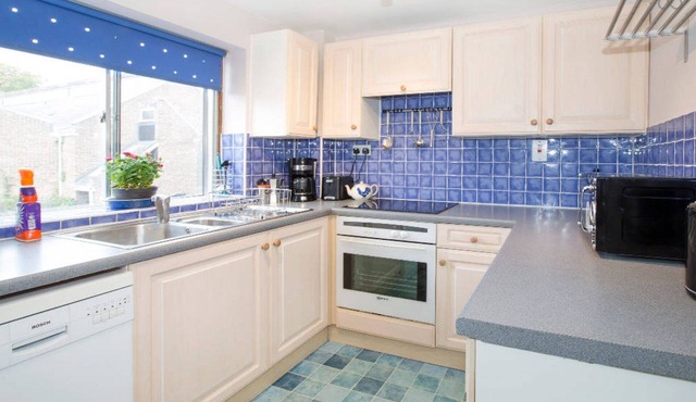 Bright, modern Oxford apartment with parking - minutes from bars and restaurants