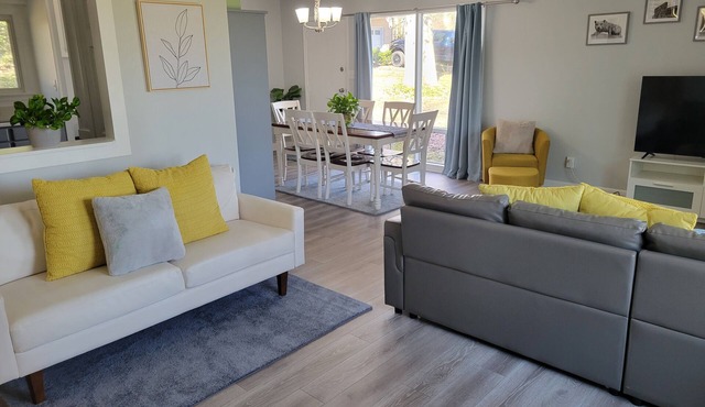 Bright, Modern Park Forest Home, 2.5m to Penn State! Breakfast included.