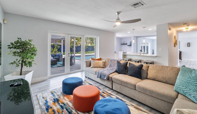 BRIGHT MODERN POOL HOUSE PERFECT FOR LONG STAYS