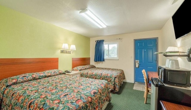 Bright Modern Rooms Near Cimarron Landmarks, 3 Rooms Available for Your Stay