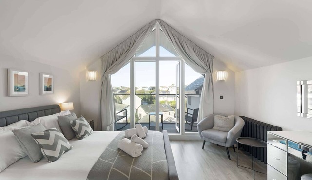 Bright & Modern Townhouse, Private Parking