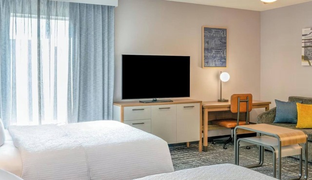 Bright & Modern Two-Queen Studio Trio – Great for Family or Work Trips