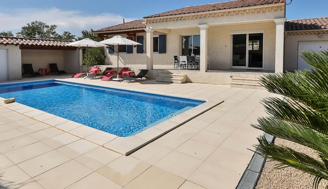 Bright, modern villa with private pool, 1 km from Cairanne