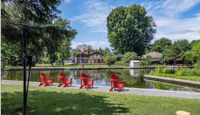 Bright Modern Waterfront Cottage w/hot tub - 5 min from the beach!