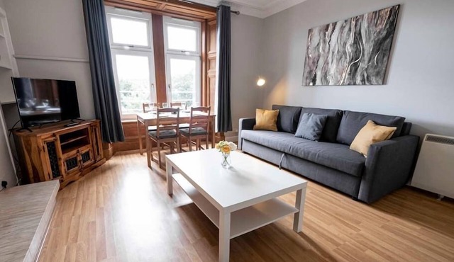 ☆ Bright, Modern West-End Apartment ☆