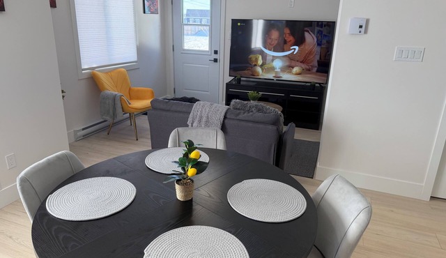 Bright, Morden & Cozy 1 Bedroom Getaway