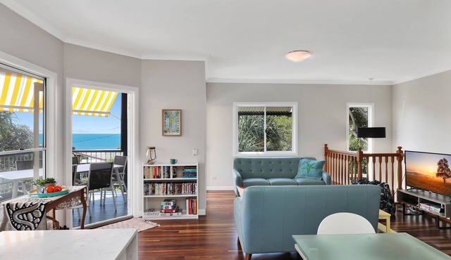 Bright'n'breezy with ocean views, central to all Point Lookout has to offer.