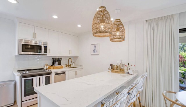 Bright Napa Condo Pool View + 10min to DT