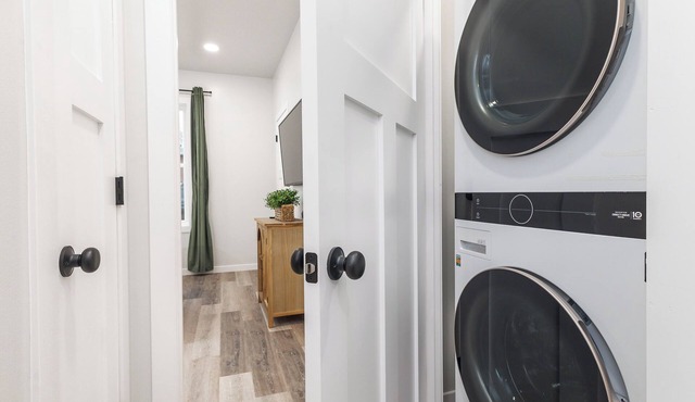 Bright New 2BR House-Parking + Washer/Dryer