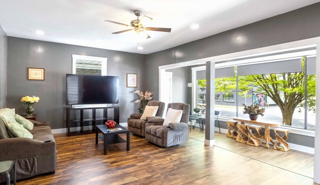 Bright New Albany Home 12 Mi to Churchill Downs!