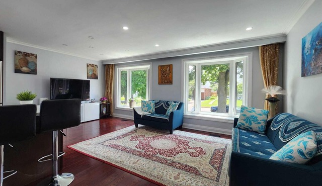 Bright Newly Renovated Oasis, Centrally located, 5 mins from the beach