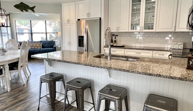 Bright, newly updated 3 BR 2 BA condo - Walk to Pier and Village!