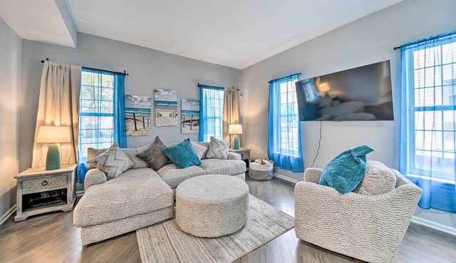 Bright Norfolk Home w/Deck < 3 Mi to Town!