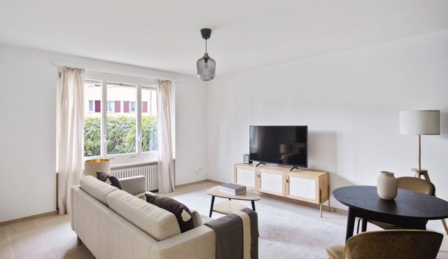 Bright Oerlikon 2.5 Room w/Storage, 1min to Train Station, by Blueground