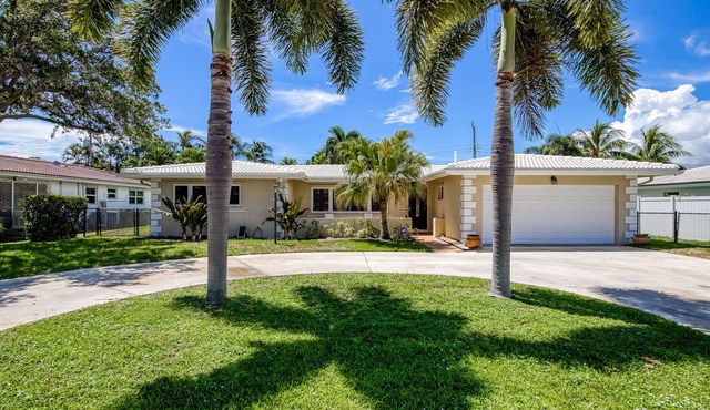Bright, one-level home, Florida room, Sony 85” 4k TV, W/D & AC - near the beach