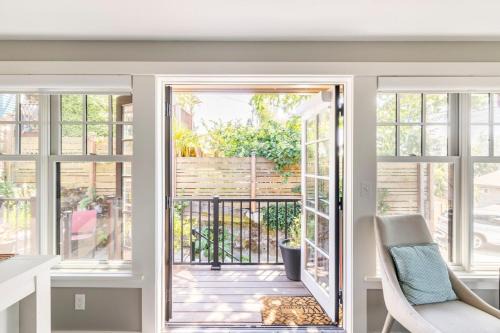Bright one bedroom cottage with garage in Fremont neighborhood