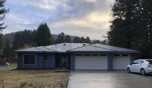 Bright, open concept, family friendly house, private sandy beach on the river