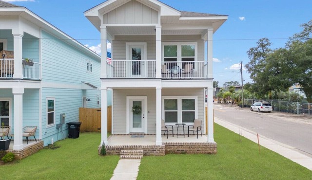 Bright & open/walk to downtown!