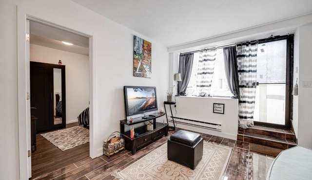 Bright Parkdale Court - Little Portugal w/ Free Parking