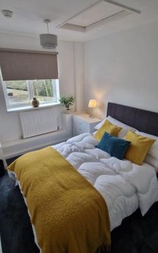 Bright & Peaceful 3-Bedroom Flat in East Molesey