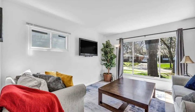 Bright pet-friendly home w/private backyard