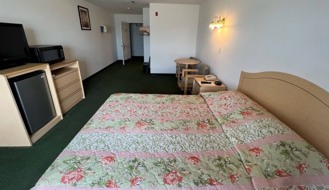 Bright Petite Queen Suite in the Heart of Red Bud!