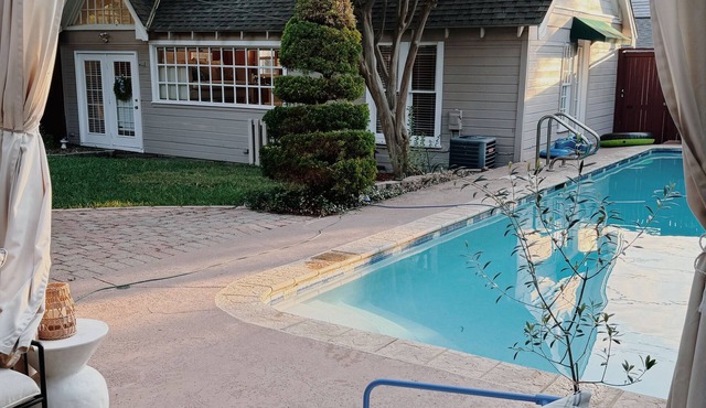 Bright pool house with natural light, 5 min from TCU & the zoo! Great Location!