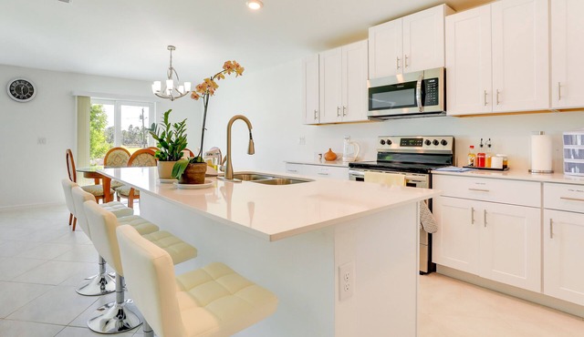 Bright Port Charlotte Home - 2 Mi to Beach!
