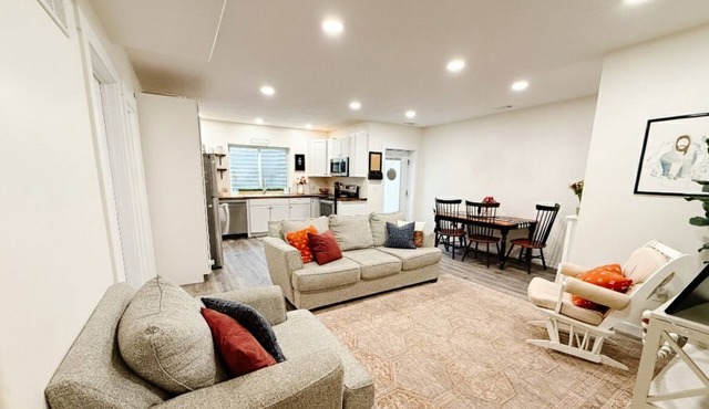 Bright Private 2BR Suite with 9ft Ceilings Washer Dryer Near Trails