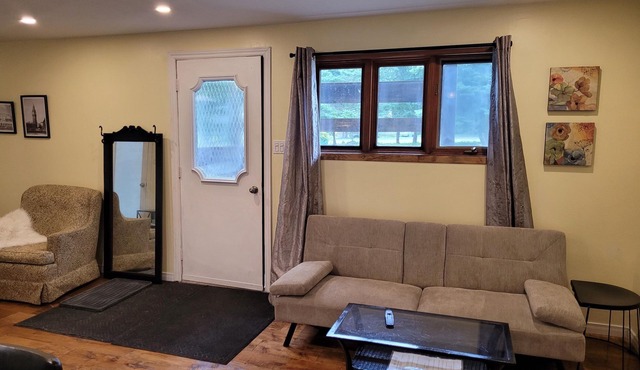 Bright Private Studio: Near Downtown Core