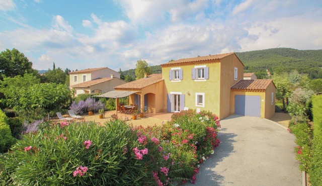 Bright Provencal villa with shared pool, air conditioning and nature views - 3 stars