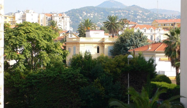 Bright, quiet and centrally located apartment with balcony and air conditioning