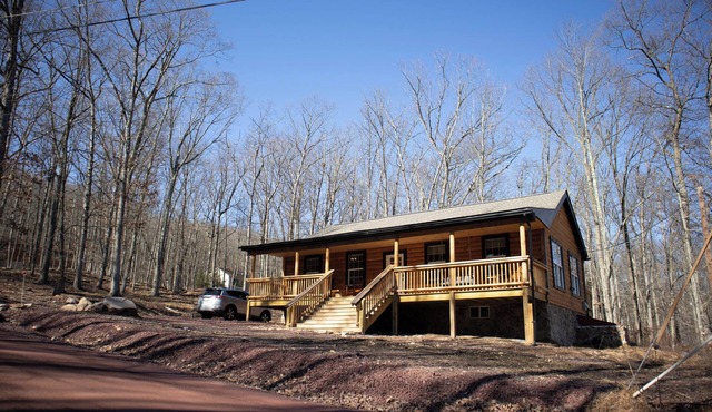 Bright & quiet cabin near mountain attractions