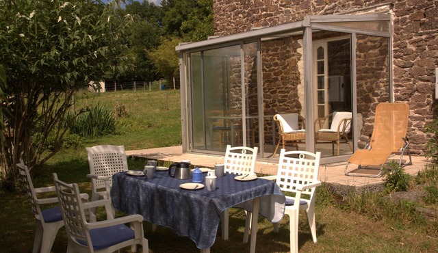 Bright, quiet cottage ensuring relaxing and convivial stays