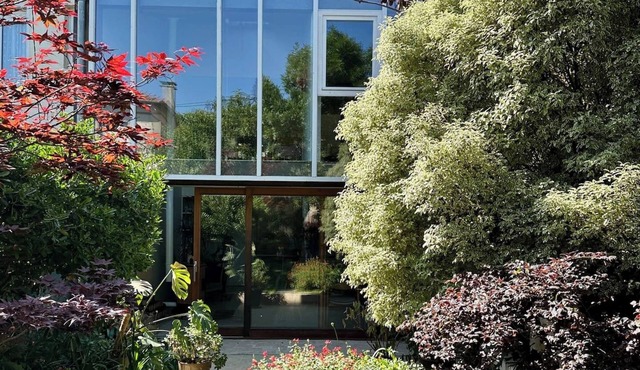 Bright, quiet house opening onto wooded garden near Place Nansouty