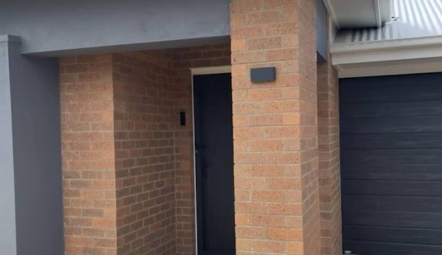 Bright Quiet Retreat near Coast, Beaches, Shops & Parkland