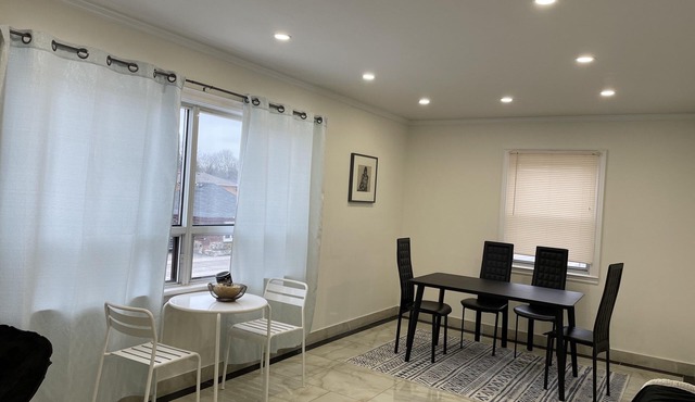 Bright & refreshing Port Credit apartment - 4 mins to the lake!
