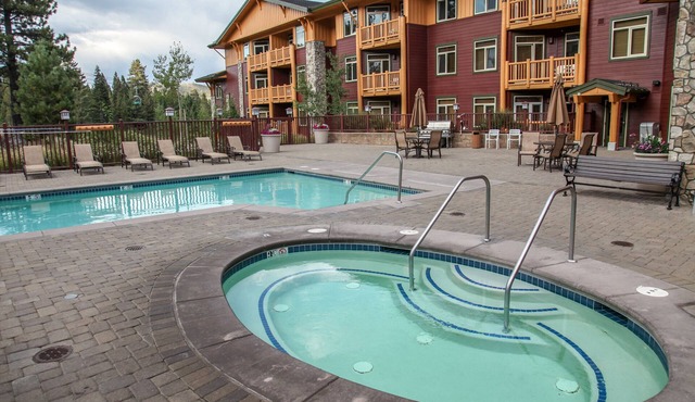 Bright & Remodeled. Balcony, Great Views, Quiet Location. Pool On-site