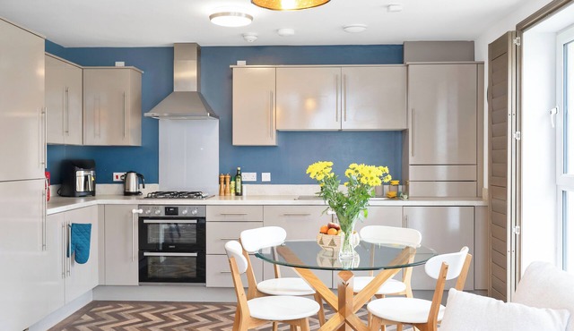 Bright remote work haven | Close to Arthur's Seat & Holyrood Palace | 2 bedrooms