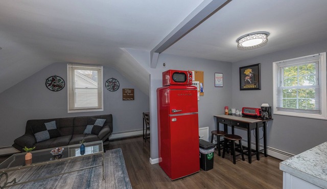 Bright & Renovated 1BDR Apt Mins to NYC