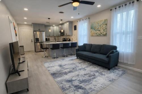 Bright Renovated 3BR Apartment w Private Entrance