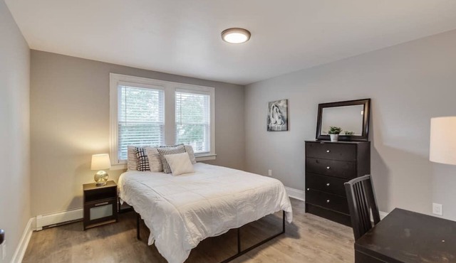 Bright Renovated 6-BR Duplex Apt - Newark near EWR