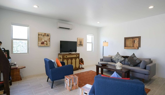 Bright renovated escape near downtown with free WiFi, AC, large backyard & patio